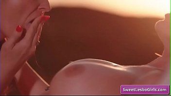 Reproduzir Incríveis peitões lésbicas gostosas kira noir, sinn sage comendo buceta suculenta no pôr do sol e alcançam orgasmos fortes