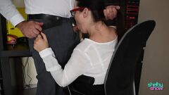 再生 巨乳の熟女シェルビーは、彼女の汚いボスによって彼女のお尻にクリームにされます