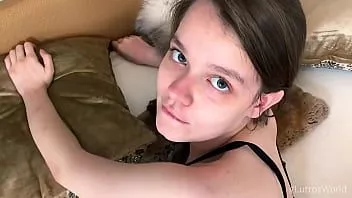 Abspielen Junges schüchternes Teen schwänzt den Unterricht, um ihren ersten Porno zu drehen