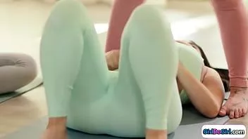play Girldogirl.com - اللاتينيات مفلس يمسحها مدرس اليوغا الساخن