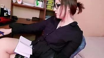 Abspielen Sexy Lehrerin spielt leidenschaftlich mit Pussy-Sexspielzeug, nachdem sie die Hausaufgaben überprüft hat