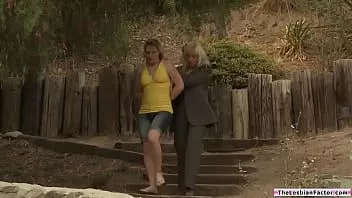 Reproducir Thelesbianfactor.com - mujer policía lesbiana jugando con una nena rubia