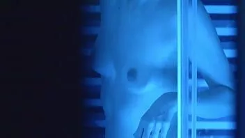 Reproducir Chica pillada masturbándose en la ducha