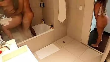 تشغيل التجسس على صديقي المفضل وصديقها في الحمام