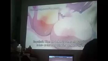 Odtwórz Facet masturbuje się przed filmem hentai
