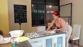 play La governante nudista regina noir cucina in cucina. cameriera nuda fa gnocchi. cuochi nudi. Telecamera spia. parte 1
