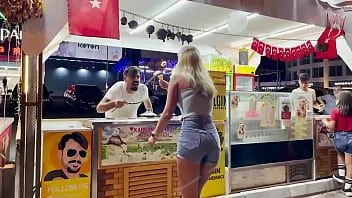 Reproducir Hermosas chicas bailando en la calle