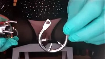 تشغيل فيرونيكا سيسي ترتدي جهاز العفة المسنن