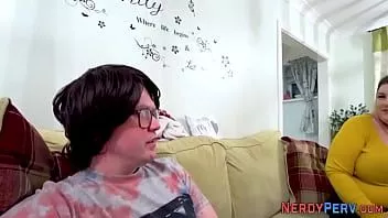 Redare Un începător busty este păcălit să tragă