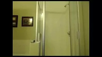 Abspielen Mehr heiße Mia-K-Cam-Aufnahmen für dich, unter der Dusche