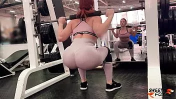 Oynat Antrenör sert göt sikikleri ve facefuckes kızıl sonra egzersiz için anal Creampie