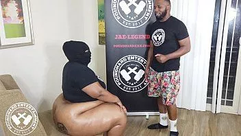 播放 Poundhardxxx.com 巨大的硬公司战利品 bbw 新手采访（胖乎乎的至尊）。