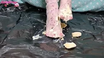 Abspielen Mädchen tropft Wachs auf ihre Füße und trampelt Banane - Fußfetisch