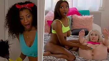 play Madrastra de ébano se une a un trío interracial de squirting con su hijastra lesbiana - milfed