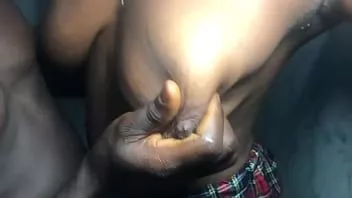চালান একটি সুন্দর boobs সঙ্গে মেয়ে তার ভগ একটি borehole মত drilled পায়