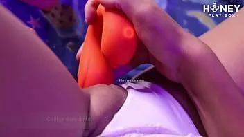 Reproducir Ella prueba este nuevo juguete Honey Play Box en su coño