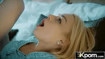Oynat 5kporn sevimli sarışın seksten önce onu kedi ile oynuyor