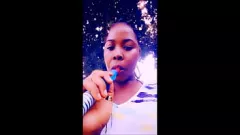 Reproducir Diosa de ébano domina analmente la berenjena en una sesión de Sisha al aire libre