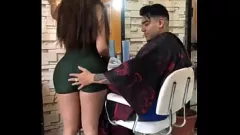 Abspielen Erwischt einen asiatischen Amateur-Teenager im Salon für einen frechen Dreier