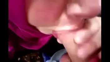 Putar Suka memberikan kepala yang baik dan dia hampir tidak pemalu
