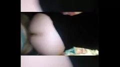 Reproducir Pareja follando a lo perrito en casa de la tía y el tío