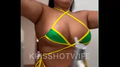 play ブラジル人ビーチ美女クリスの準備：下着姿の巨乳とお尻