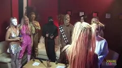 play কস্টিউম পার্টি স্টকিংসে MILF-এর সাথে একটি রাঞ্চি গ্রুপ সেক্স অর্জিতে পরিণত হয়