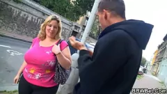 Jouer Une blonde potelée aux gros seins descend et se salit avec une énorme bite