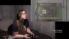 تشغيل امرأة سمراء كبيرة الثدي تتعرى أثناء لعبة Resident Evil 2