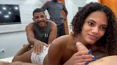 play Esposa aficionada brasileña follada duro por amigos en el trío de cornudo anal