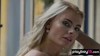 Reproducir Elegante rubia milf belleza miky muse presentando sus increíbles tetas naturales