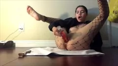 play Latina Teen Mia Marie في لعب الشرج والهرة المكثف مع شباط السمك