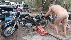 Redare Mecanicul obraznic se dezbrăcă în timpul întreținerii motocicletei