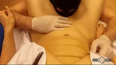play Yaramaz hemşirenin eldivenli parmak ve kedi yalama orgazm