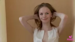 Odtwórz Brunetka nastoletnia Daisy nie może się oprzeć masturbacji w bieliźnie