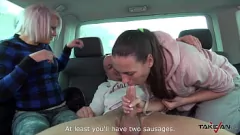 再生 2人の角質の雌犬がショッピングパークでセクシーな金髪の女性を迎えに行き、車の中でワイルドファックと楽しみを楽しみます