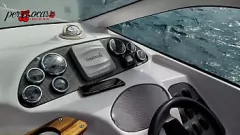 चलाएँ बड़े स्तन वाली हॉट रेडहेड किताब पढ़ते समय सार्वजनिक रूप से अपने शरीर का प्रदर्शन करती है, ध्यान आकर्षित करती है