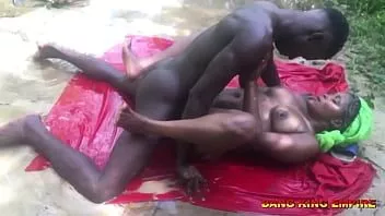 play Ein afrikanischer Pornostar gab der Frau eines Jägers harten Sex mit seinem großen schwarzen Schwanz und sie genoss es, ohne es ihrem Mann zu sagen, weil es in unserem Land ein Tabu ist